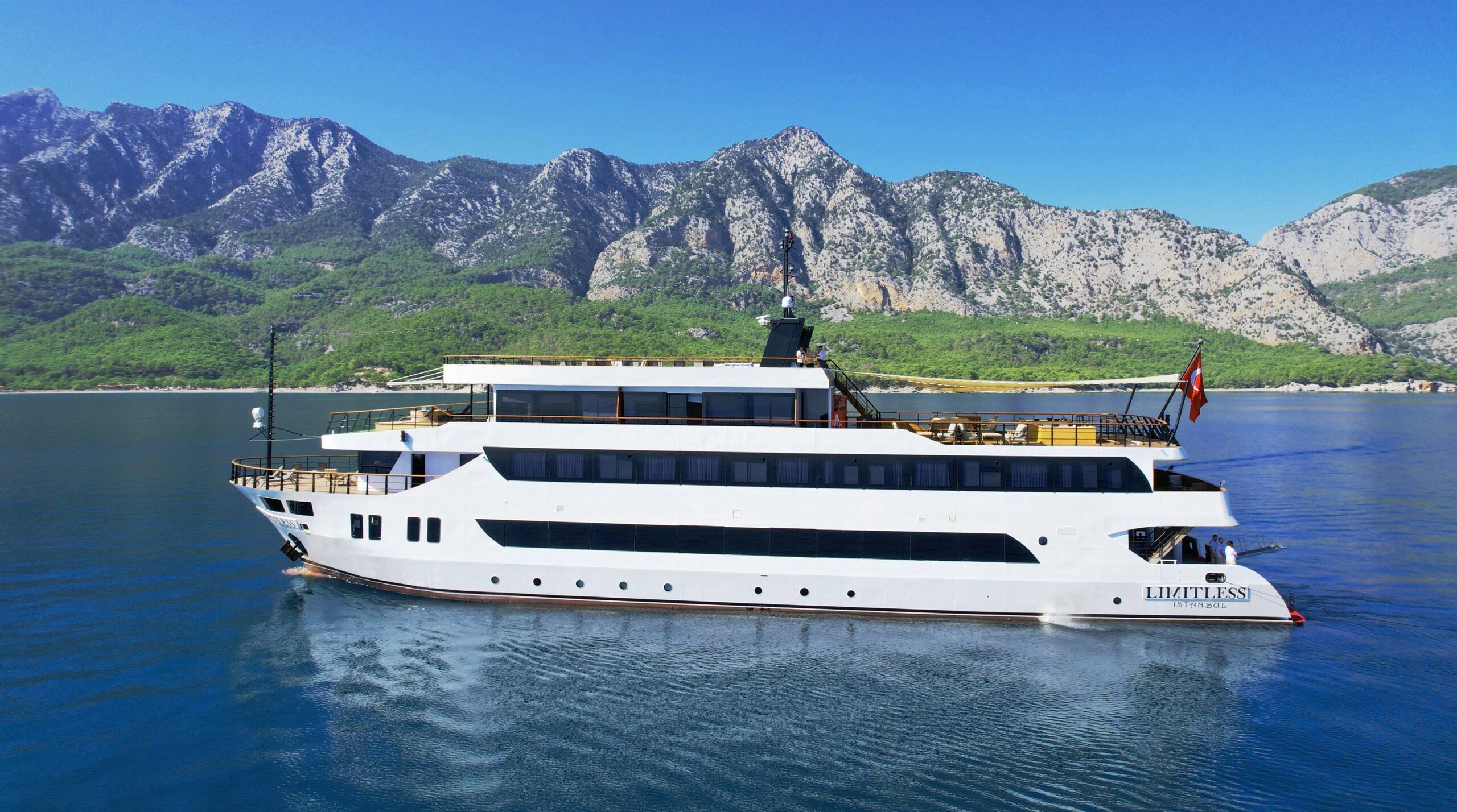 Limitless Motoryacht, Mass Image Compressor Compressed this image. https://sourceforge.net/projects/icompress/ with Quality:86