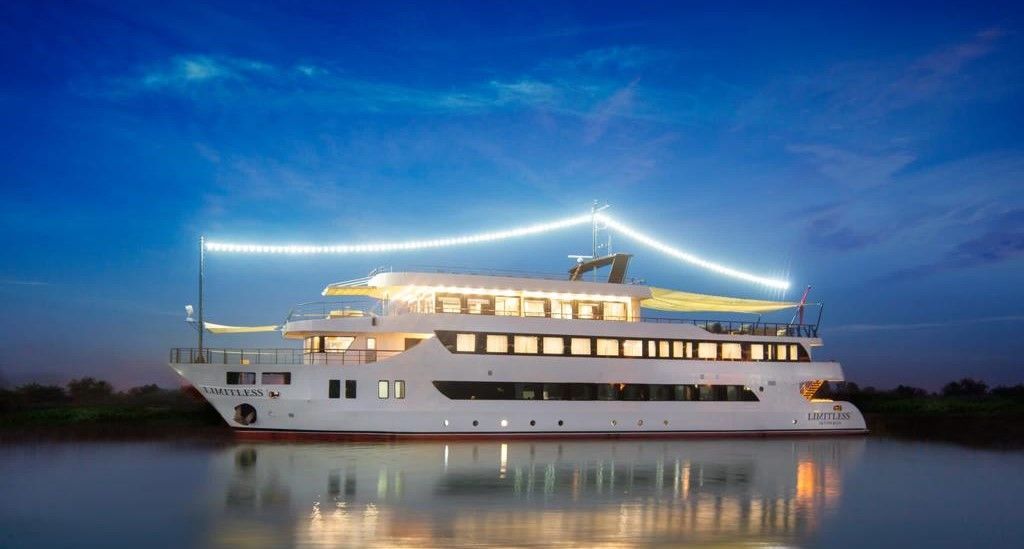 Limitless Motoryacht,