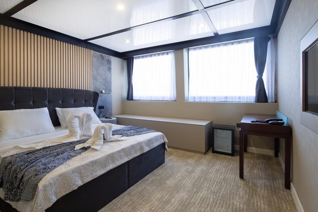 Limitless Motoryacht,