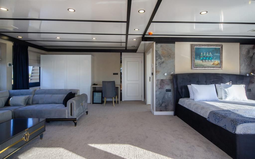 Limitless Motoryacht,