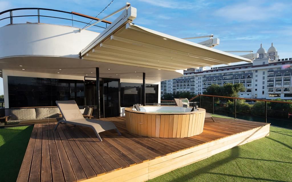 Limitless Motoryacht,