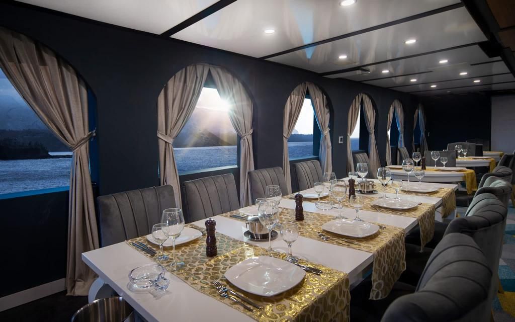 Limitless Motoryacht,