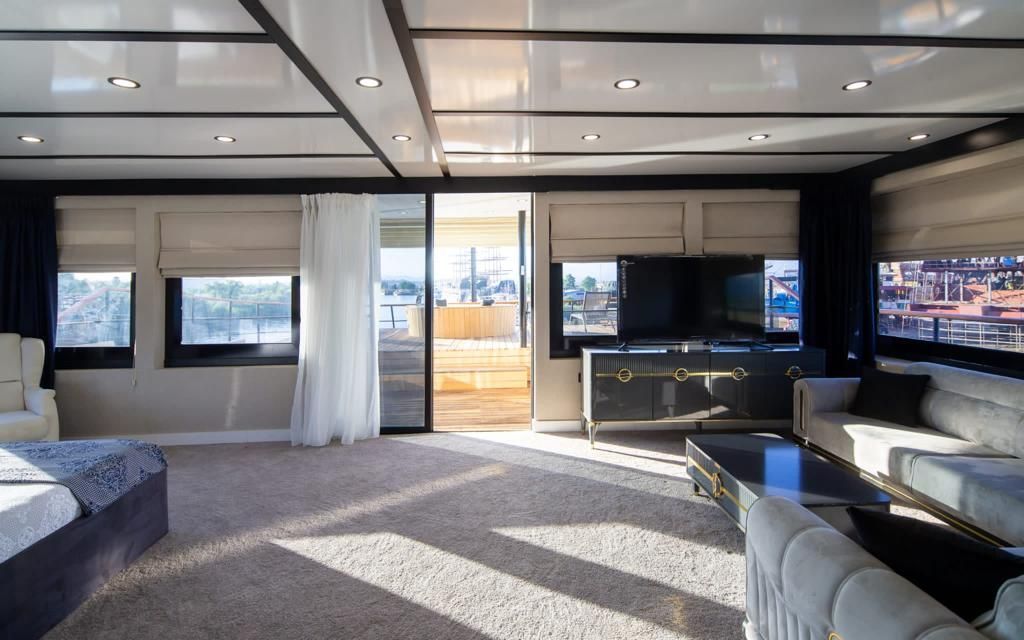 Limitless Motoryacht,