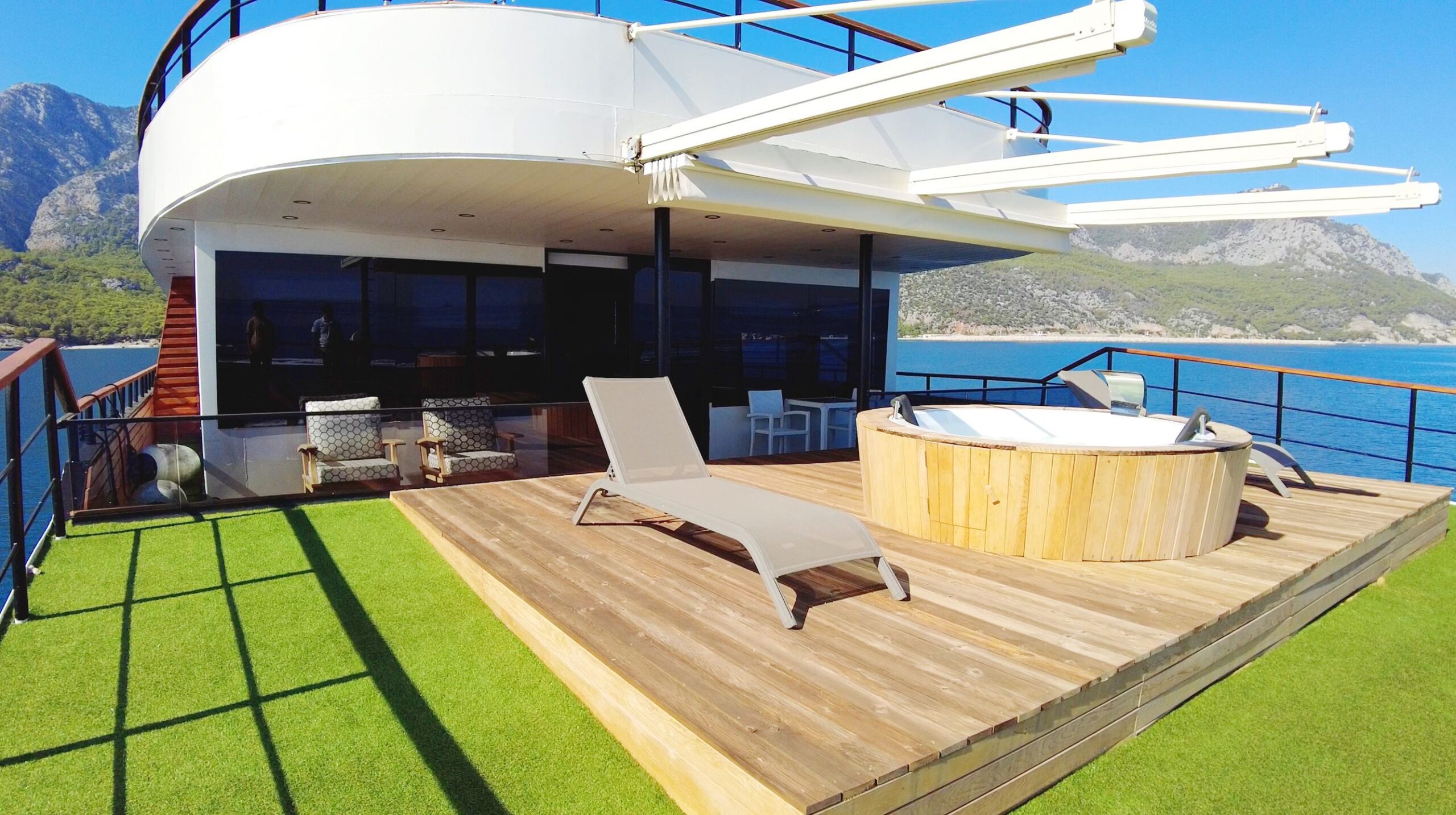 Limitless Motoryacht,